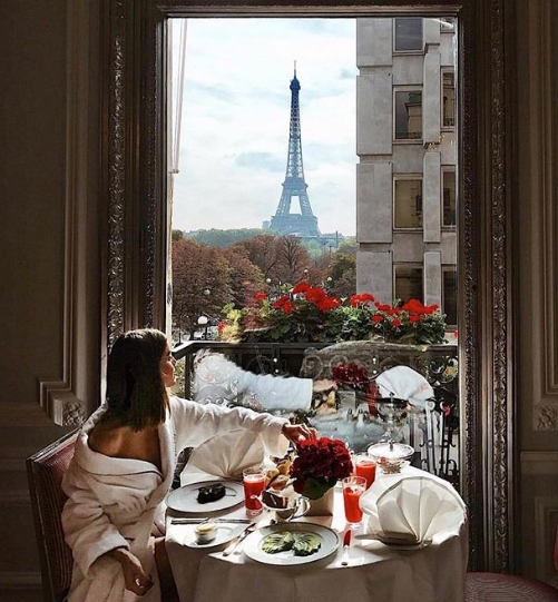turnul Eiffel de la balconul hotelului Plaza Athenee din Paris