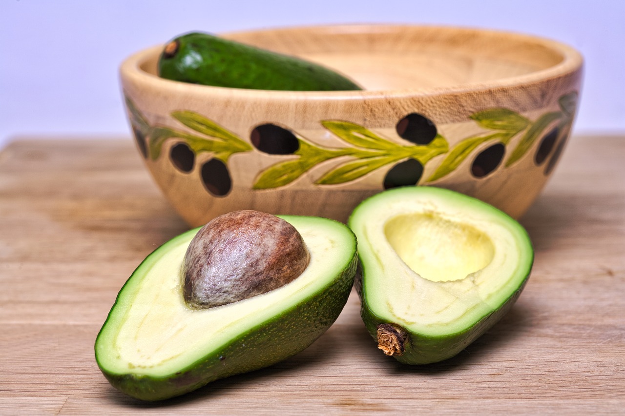 vitamina E pentru ten-avocado tăiat pe jumătate