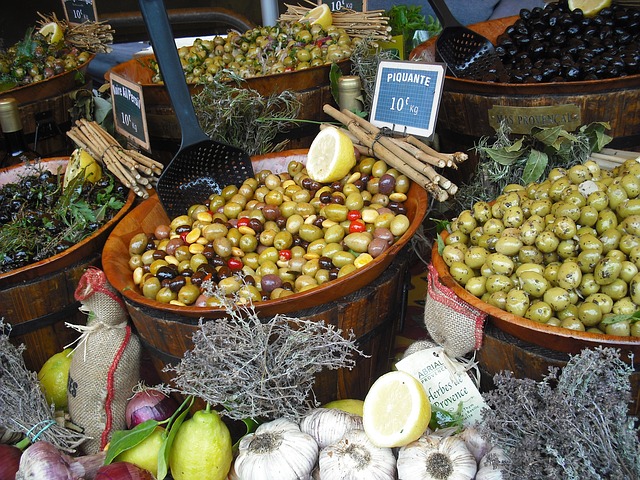 tarabă în piață cu măsline negre și verzi