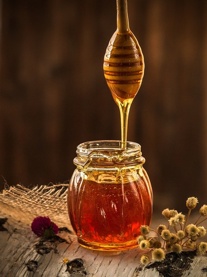 Borcan cu miere pe o masă
