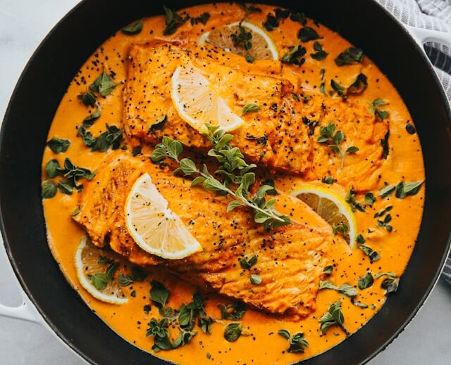 Pește cu sos de curry în tigaie