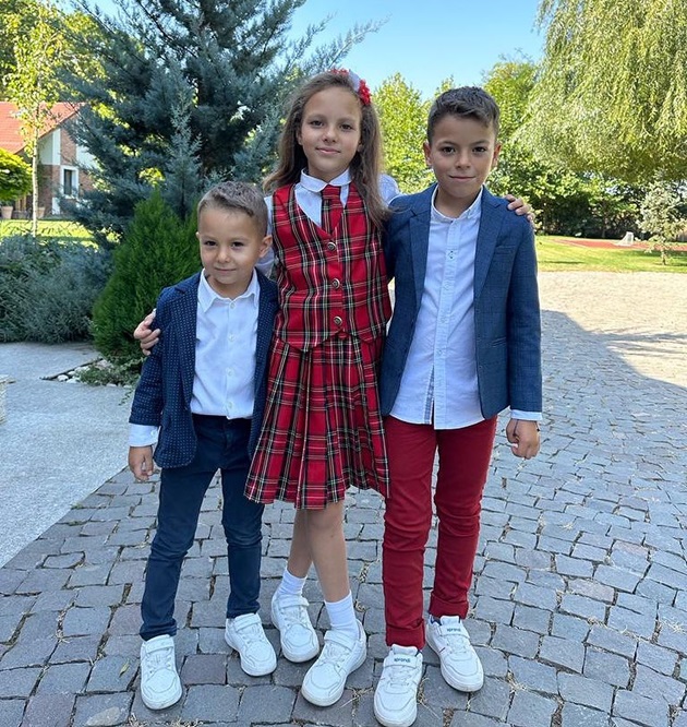 Cei trei copii ai Mirelei Vaida la începutul anului școlar, îmbrăcați în uniformă