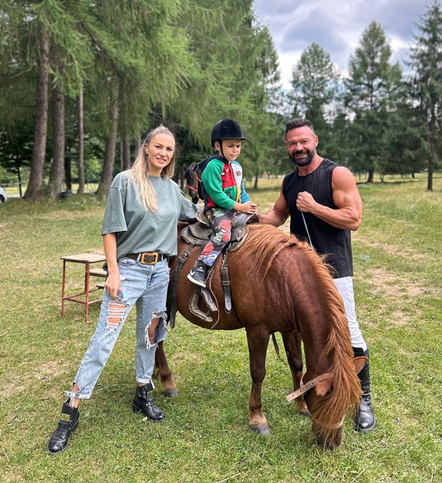Cornel Păsat la echitație alături de soția sa, Bianca, și fiul lor Dryas, care stă călare pe un cal maro