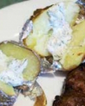 Cartofi copti in staniol, cu sos de iaurt: o garnitura gustoasa si usor de preparat