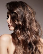 11 coafuri cu bucle pentru păr lung pe care să le încerci