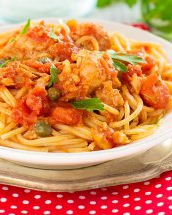 Prepara spaghete cu ton in stil italian