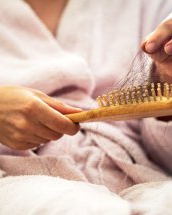 Căderea părului la menopauză: de ce apare și cum o tratezi
