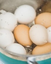 Truc util, știut de puțini: de ce să fierbi ouăle în apă minerală