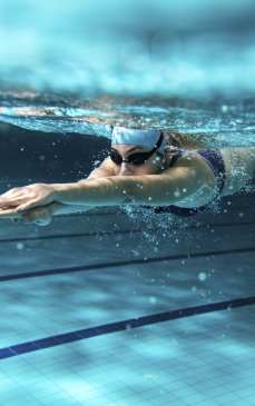 Înotul slăbește? Descoperă beneficiile înotului pentru siluetă și sănătate!