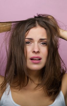 Cum ai grijă de părul care se îngrașă repede. Uite 5 sfaturi!