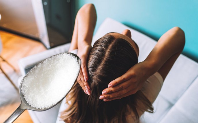 Dermatologii recomandă: de ce este indicat să pui zahăr în șampon atunci când te speli pe cap
