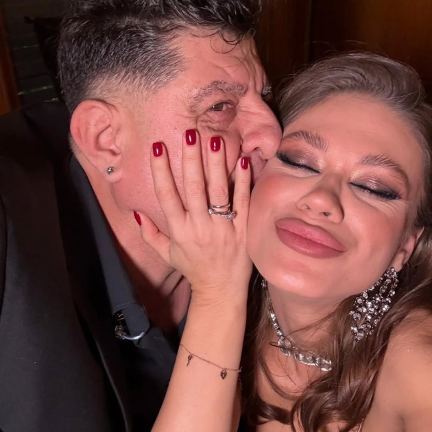 emma si tavi colen selfie impreuna in timp ce artistul o saruta pe obraz