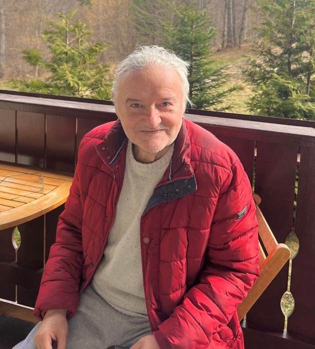 irinel columbeanu imbracat cu o geaca rosie fotografie recenta