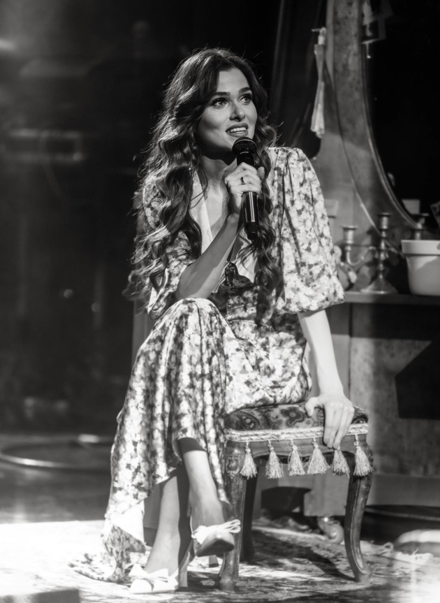 theo rose pe scena in timpul spectacolului pe vechi imbracata cu o rochie retro