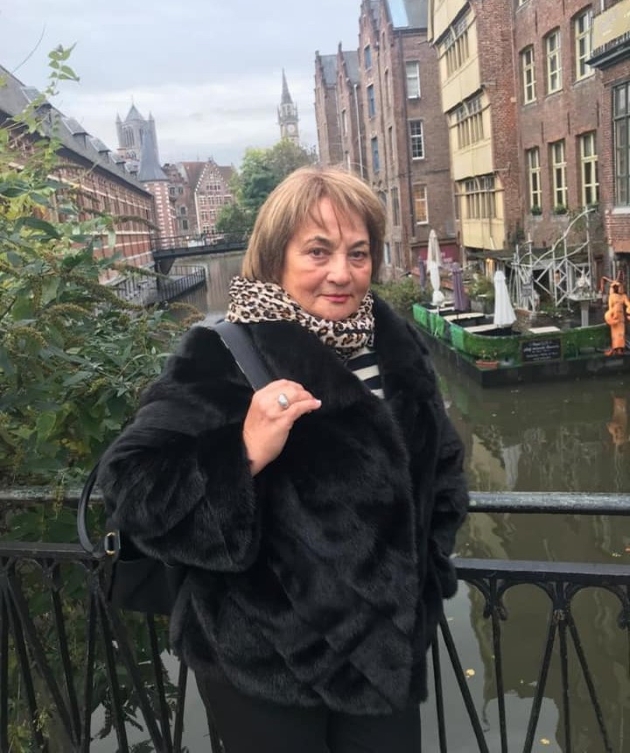 laura lavric imbracata cu o haina de blana neagra in vacanta in strainatate