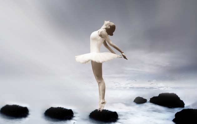 Imagine cu o balerină în cer care stă pe nori 