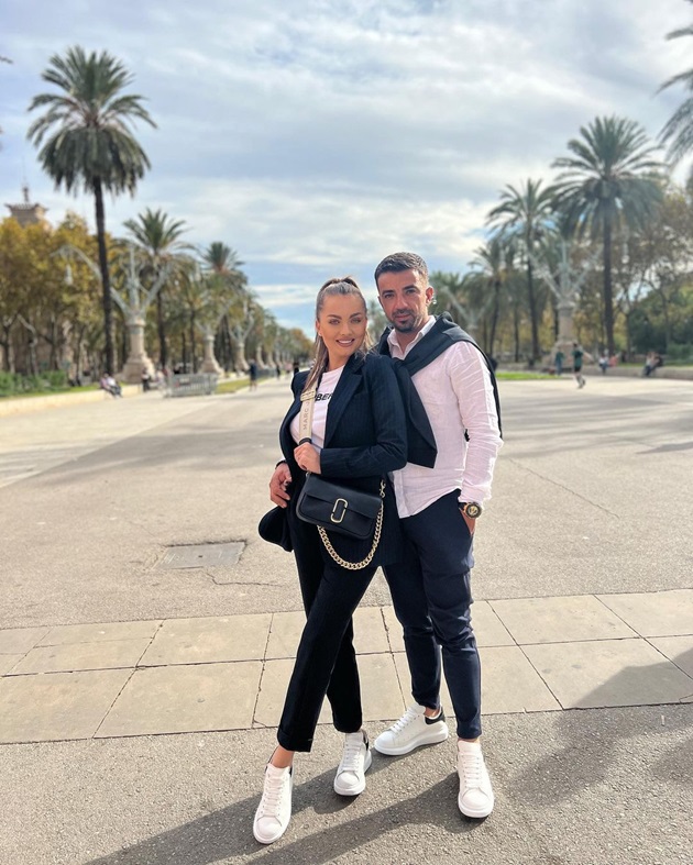 irina maria birou și iubitul ei Alin pe un pietonal inconjurat de palmieri