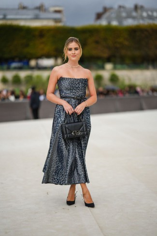 rochie de seata neagta cu pantofi