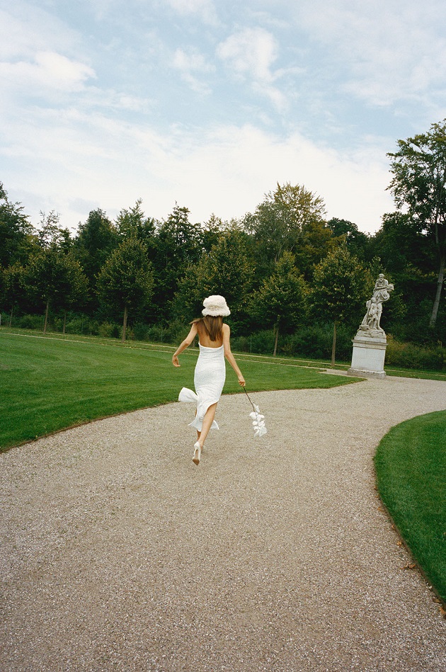 femeie in rochie alba