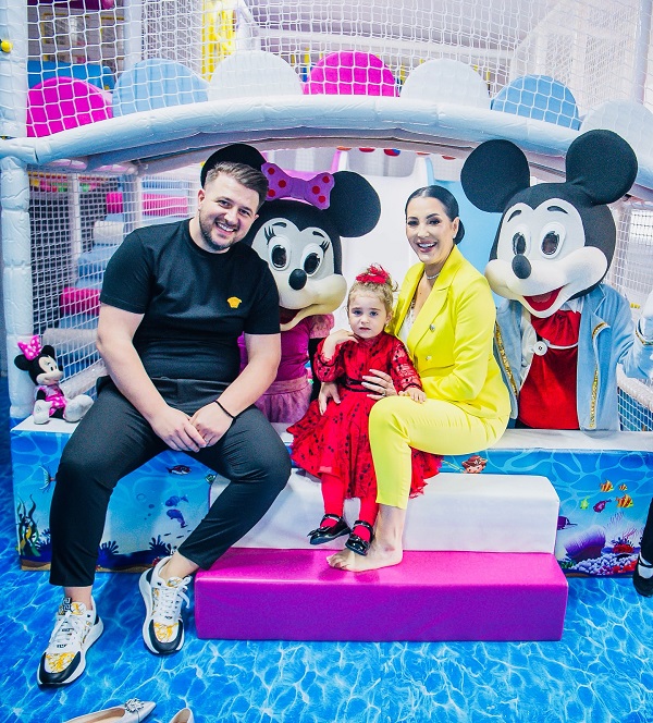 angela rusu si sotul ei impreuna cu mariuca intr-un cadru de copii