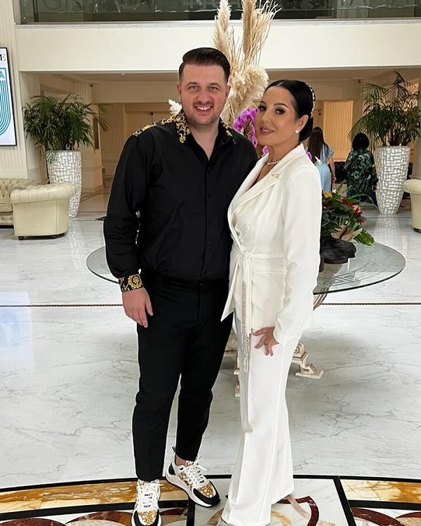 angela rusu imbracata in alb alaturi de sotul ei imbracat in negru la un eveniment