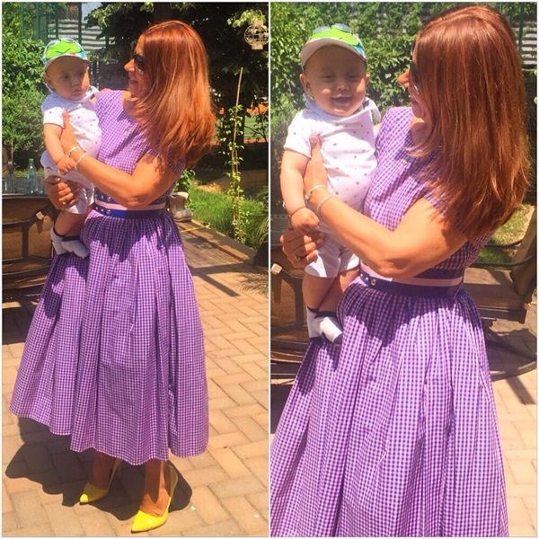 mama lui gabi badalau imbracata in rochie mov lunga isi tine nepotul in brate