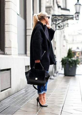 femeie cu haina de blana neagra