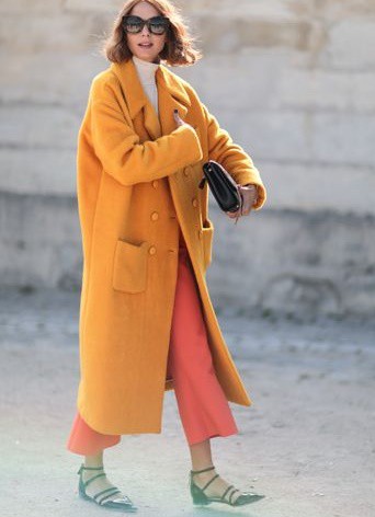 femeie cu palton lung galben
