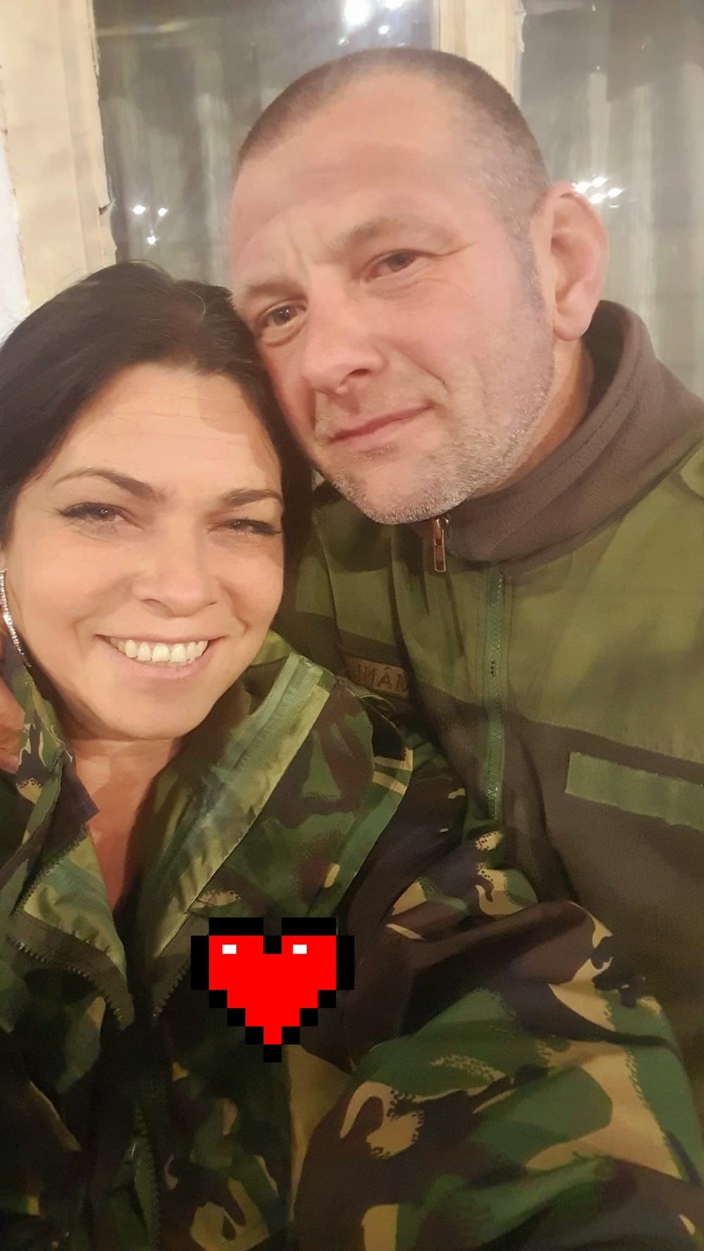 Dana Marijuana alături de iubitul ei Valentin, îmbrăcați asortat, în geci cu negru și kaki