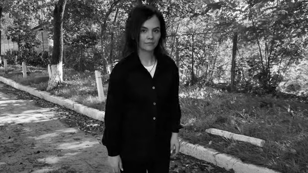 Dorina Stegărescu pe aleea din fața blocului în care locuiește