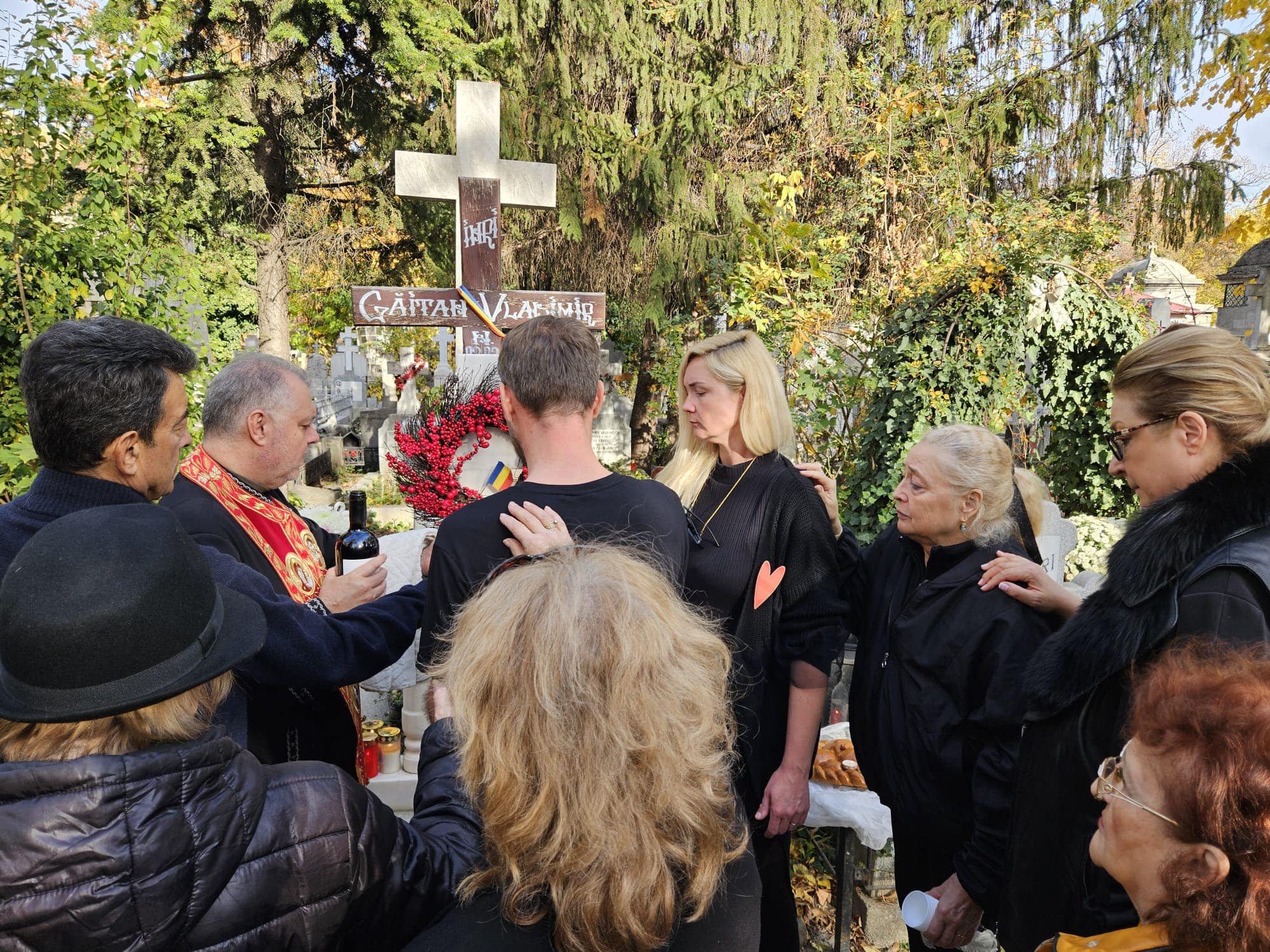 Apropiații regretatului actor Vladimir Găitan în jurul mormântului său, în ziua parastasului de patru ani