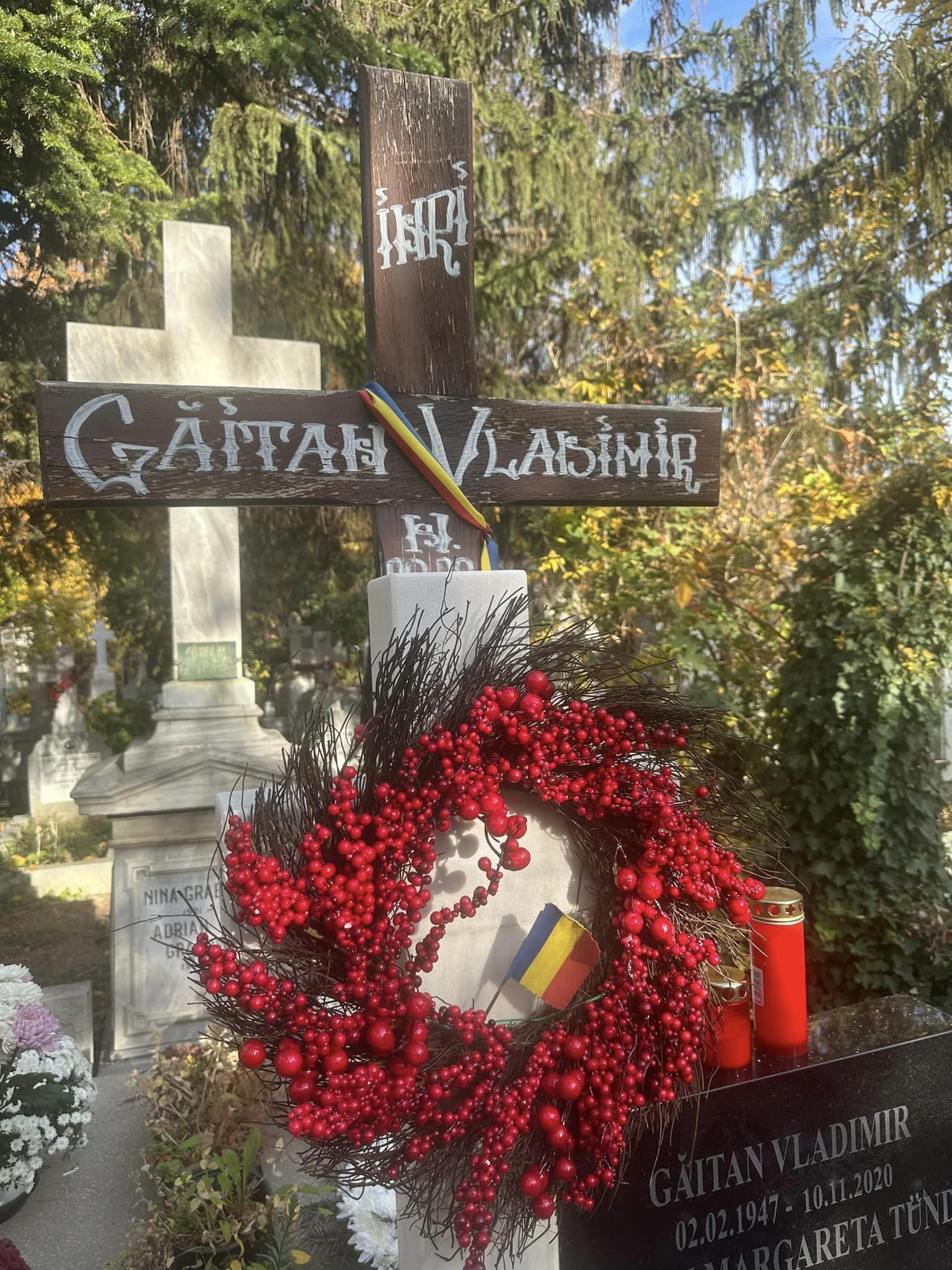 Crucea de lemn de la mormântul lui Vladimir Găitan