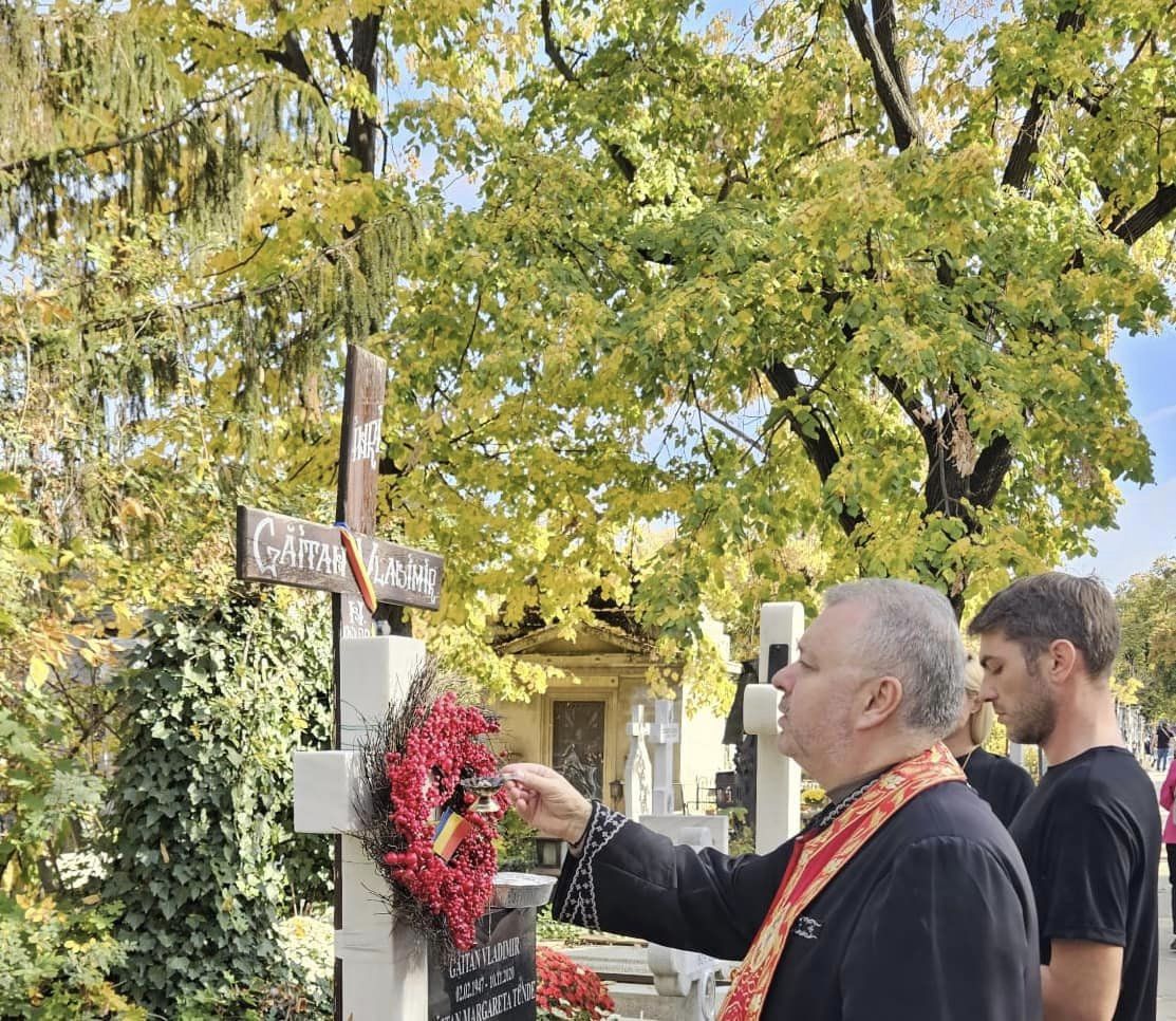 Mormântul lui Vladimir Găitan în ziua parastasului de patru ani de la moartea actorului, în timpul cuvântării preotului Emil Nedelea Cărămizaru