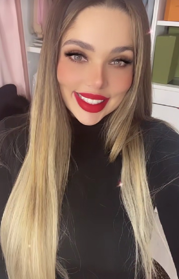 Esmeralda Ferrer Garibay zâmbitoare, cu părul lung și blond, cu ruj roșu pe buze, îmbrăcată în negru