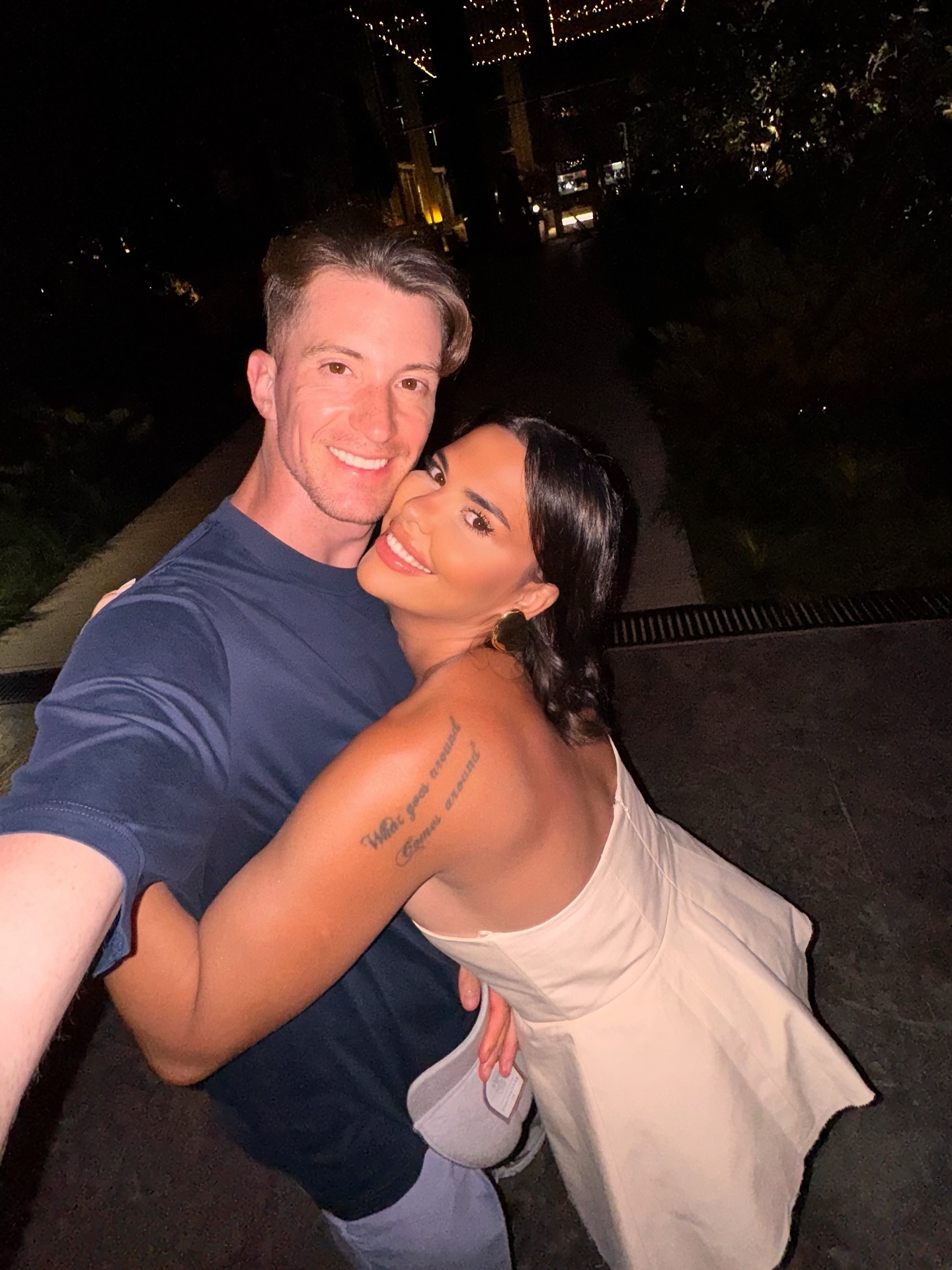 Andreea Popescu zâmbitoare, îmbrățișându-l strâns pe soțul ei, Rareș Cojoc, care făcea un selfie cu ei doi
