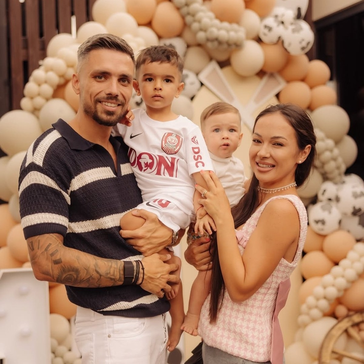 Vlăduța Lupău a fost din nou taxată dur după ce a postat o imagine de familie. "Facem chetă pentru un demachiant"