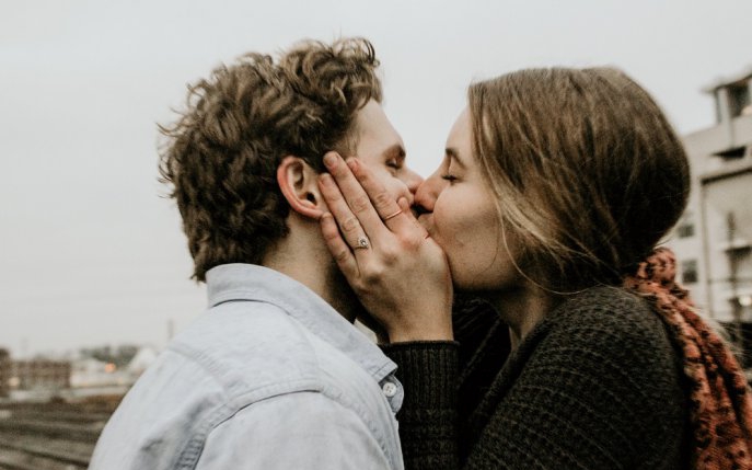 Părerea bărbaților despre sărutul la prima întâlnire | Divahair.ro