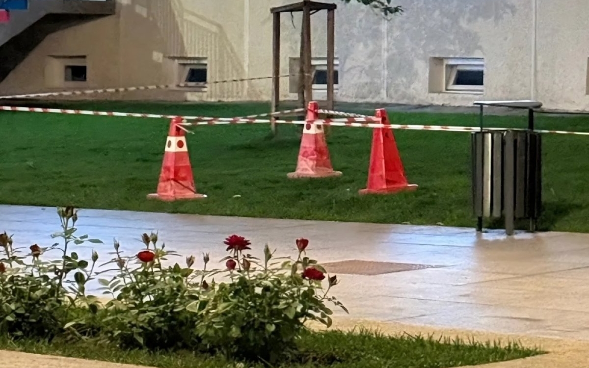 Tragedie în Vaslui! Un copil a murit electrocutat în timpul unei plimbări cu părinții. S-ar fi sprijinit de un stâlp de iluminat