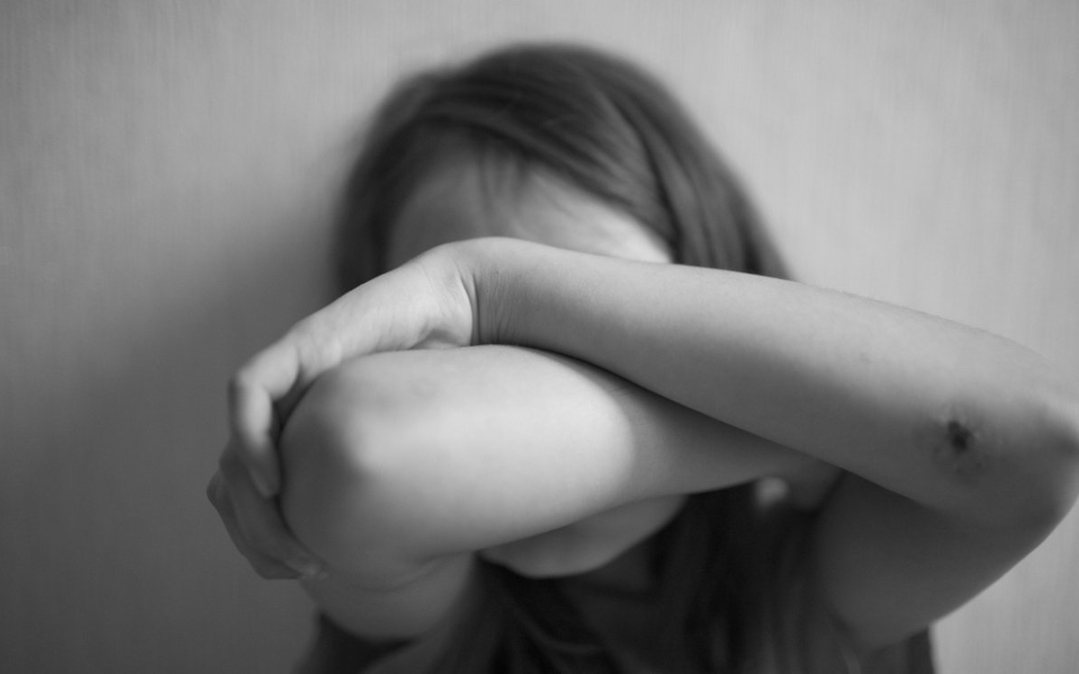 O copilă de 11 ani ar fi fost abuzată de tatăl unui copil la care mersese să se joace. Familia a ținut ascuns incidentul de "rușine"