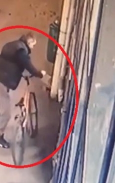 Bărbat, căutat de polițiști după ce a furat bicicleta unui copil, la Buzău. Întreaga scenă a fost filmată